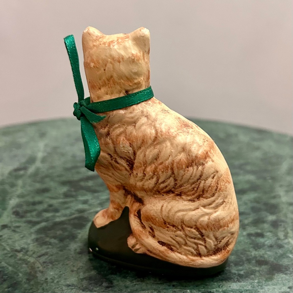 Vintage Style Orange Tabby Cat Figurine 3" Hand Painted with Green Ribbon Bow - Picture 4 of 7